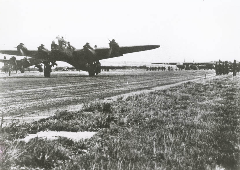 Zwart-wit foto van een geallieerd vliegtuig dat een Airspeed Horsa-zweefvliegtuig met militairen gaat slepen.